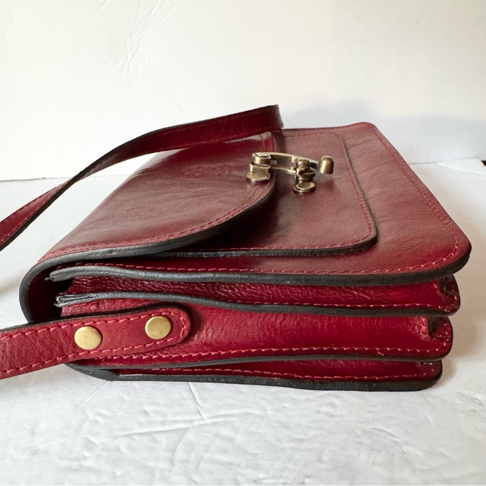 Vera Pelle Red Leather Messenger Crossbody. - Picture 7 of 16
